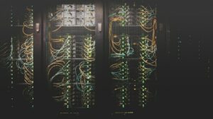Baies de serveurs informatiques dans un centre de données, illustration de la migration Windows Server