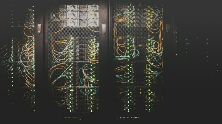 Baies de serveurs informatiques dans un centre de données, illustration de la migration Windows Server