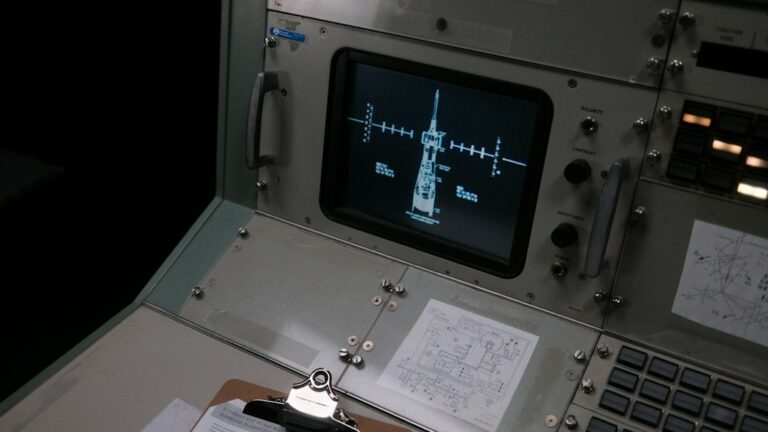 Panneau de commandes spatial historique, illustration d'un article sur la réplique de l'ordinateur Apollo